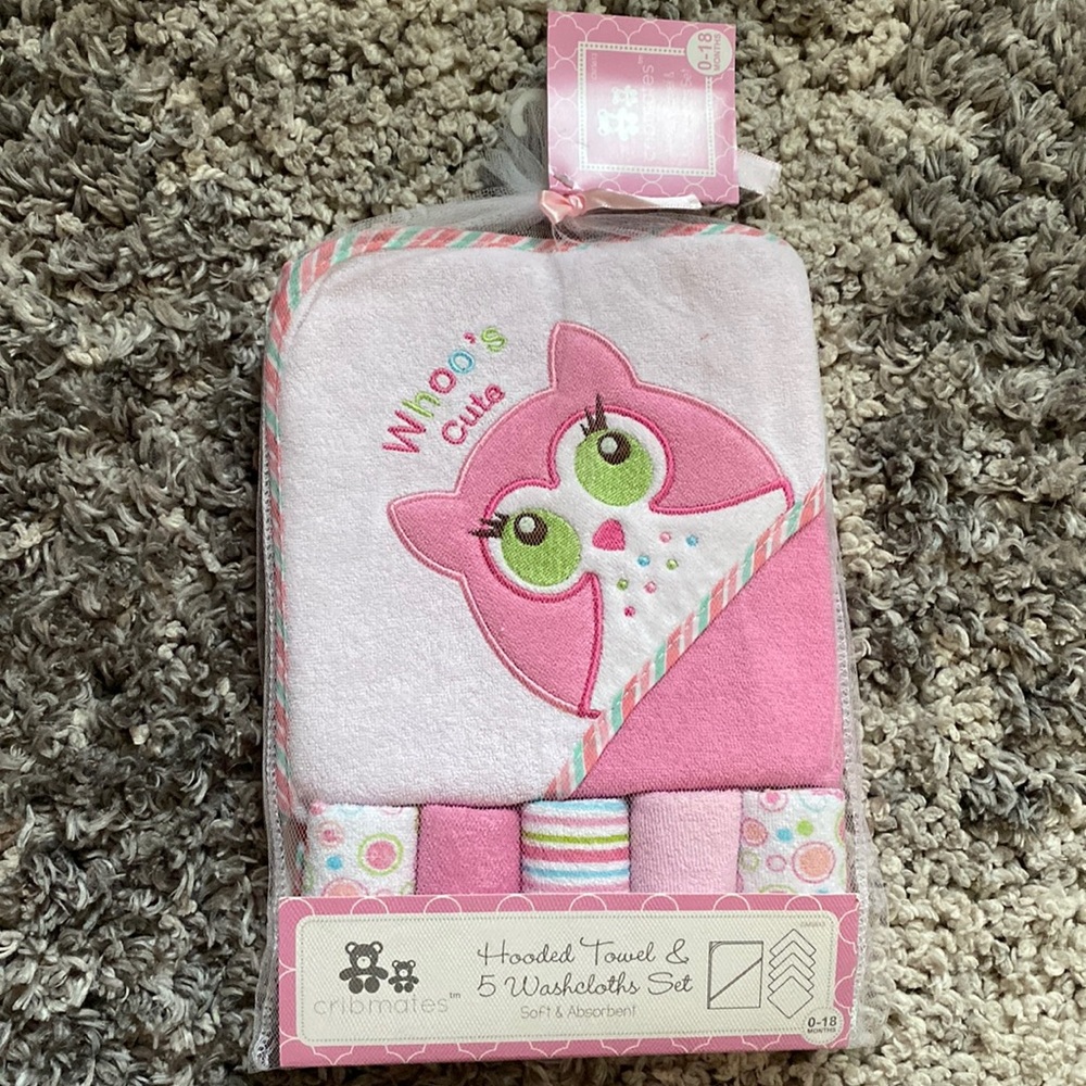 Hooded towel and 5 Washcloths set
